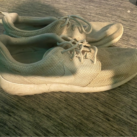 size 9.5 nike running shoes that just need to be cleaned - Picture 3 of 5